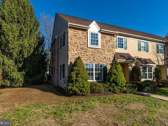 3rd image of 219 N Westridge Pl
