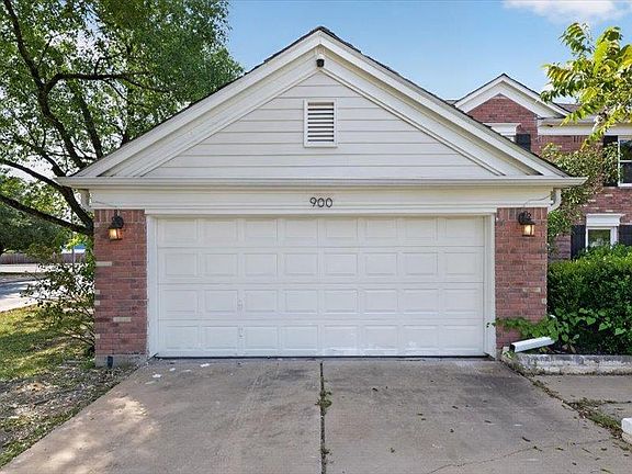 2nd image of 900 Oakcrest Cir
