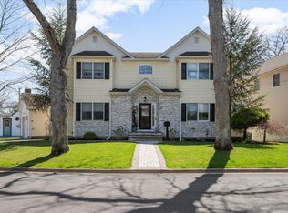 88 Powell Pl, Farmingdale, NY 11735