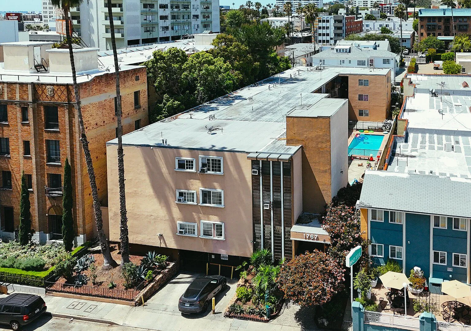Hollywood & Highland Walkable Apartment Community — Photo 1
