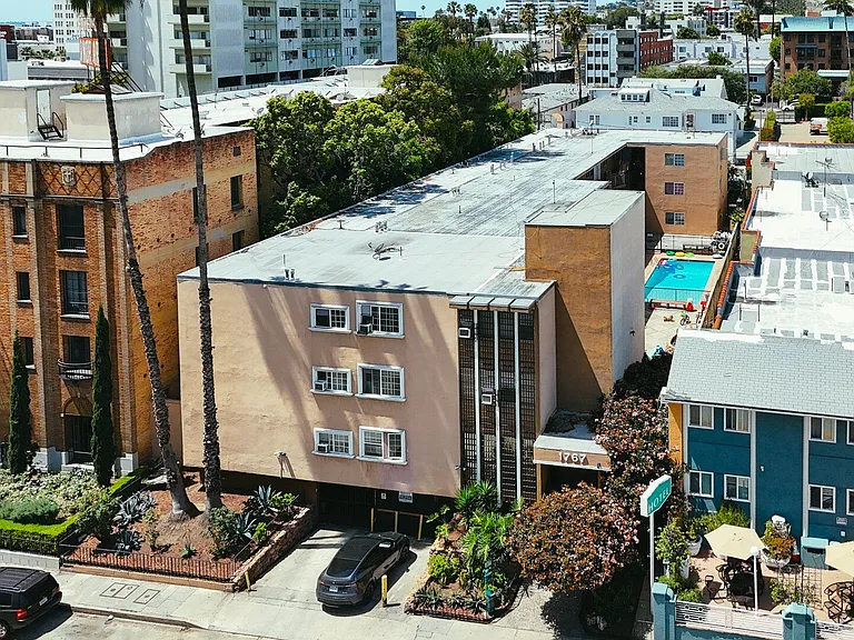 Hollywood & Highland Walkable Apartment Community — Photo 1