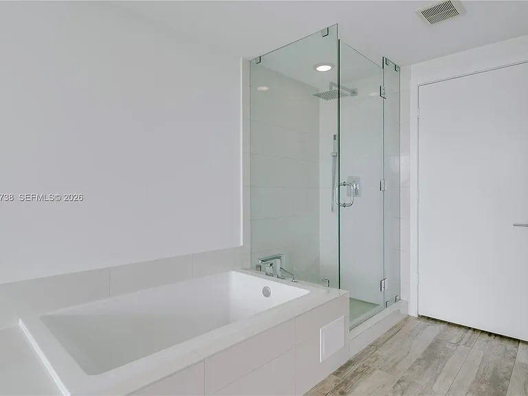 650 NE 32nd St #802 — Photo 12