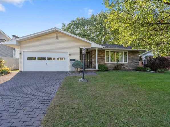 7587 Daphne Dr, North Syracuse, NY 13212