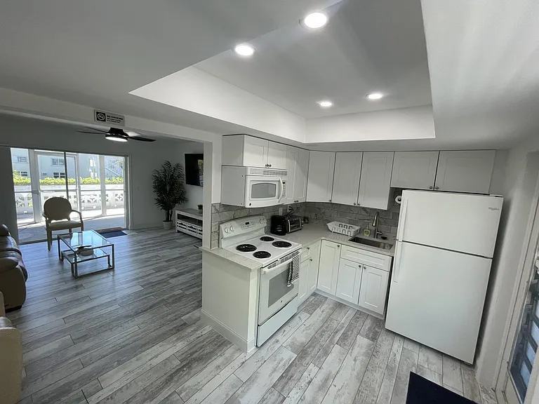 209 SE 6th St #11 — Photo 4