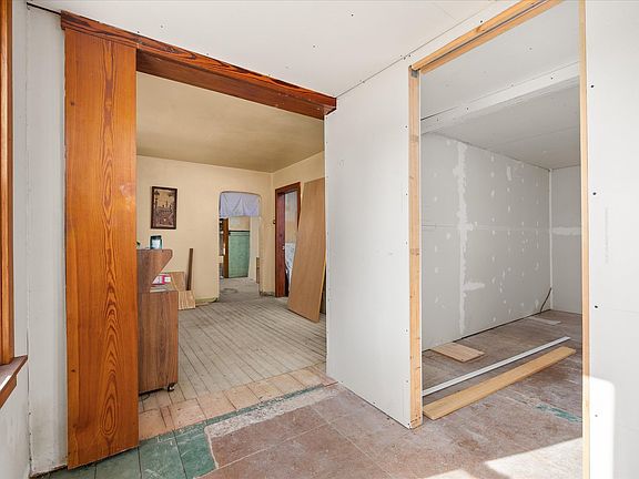 4th image of 809 Cotton St