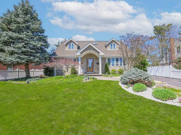 74 Woodoak Dr, Westbury, NY 11590