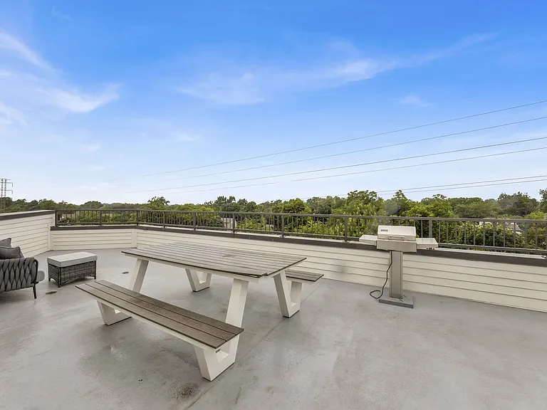 Bluffview Apartments — Photo 17