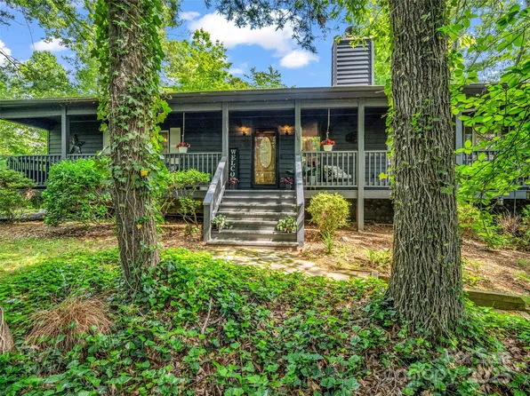 174 W Chippendale Dr, Mills River, NC 28759