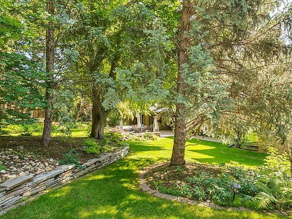 2nd image of 40 Eagle Ridge Pl SW