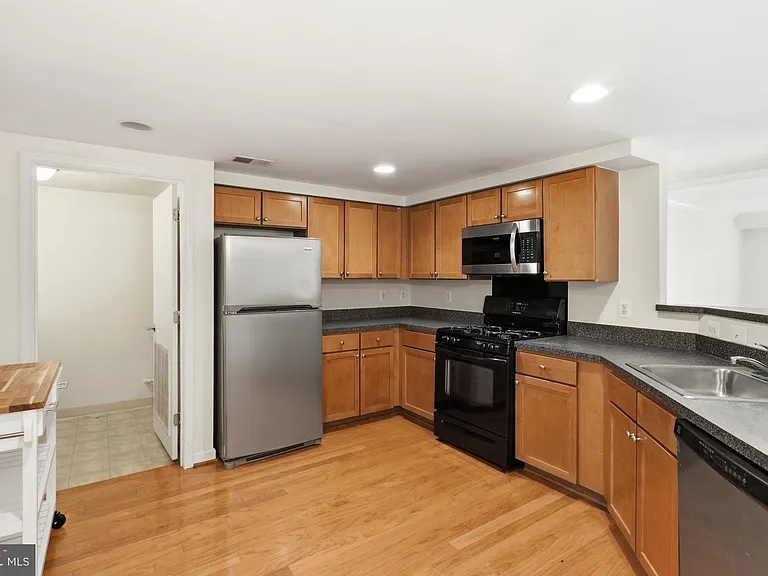 1421 N Van Dorn St #A — Photo 10