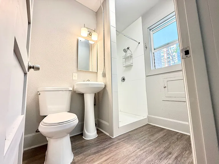 814 Columbia St — Photo 8