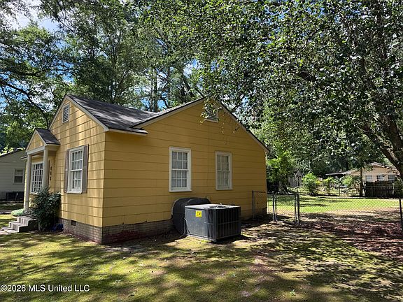 5th image of 668 Broadmoor Dr