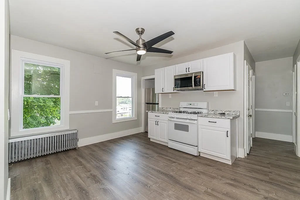 3 bed, 2500 sqft, $2,500 — Photo 4