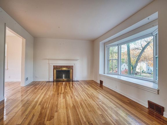 4th image of 208 Sylvan Glen Dr