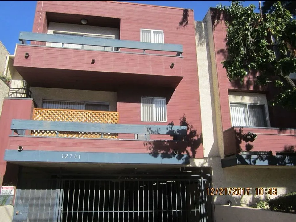Moorpark St