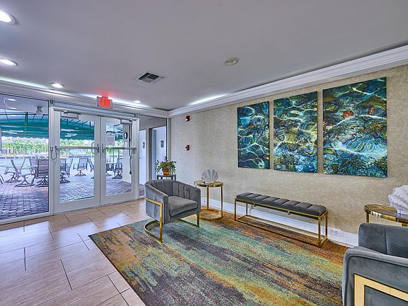 4th image of 2611 N Riverside Drive #606