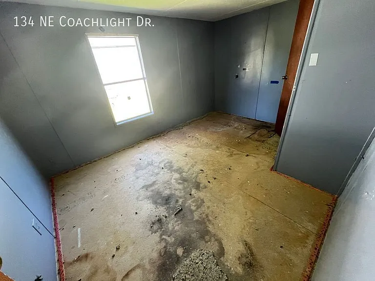 134 NE Coachlight Dr — Photo 5