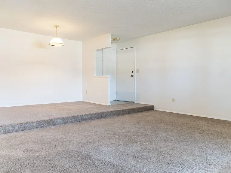 Windsor Gardens Apartments — Photo 18