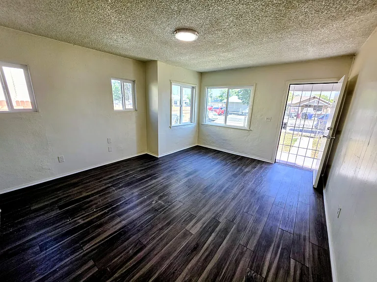 24632 E Court St — Photo 2