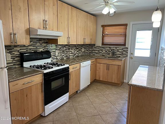 5th image of 2165 Mount Hood Ln