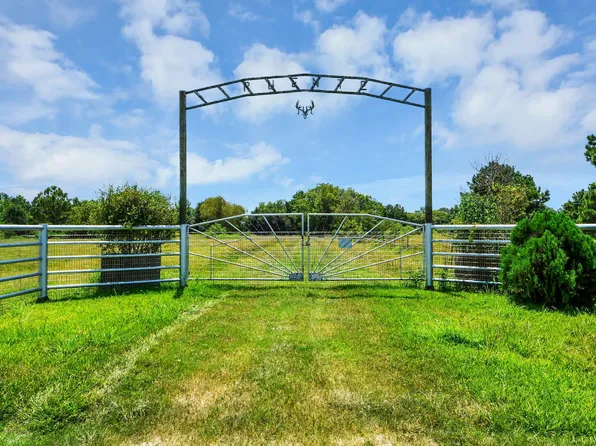 4374 Belton Ln, Anahuac, TX 77514