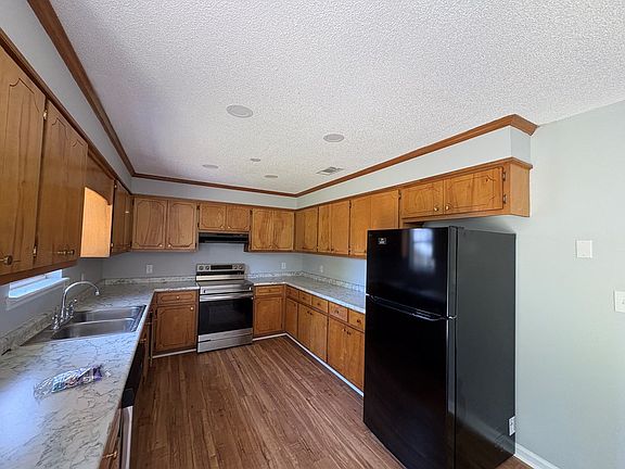 4th image of 936 W Stanfill St