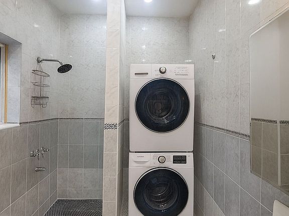 5th image of 138 Frost St #1