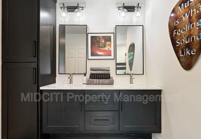 1017 W Hopkins St — Photo 19