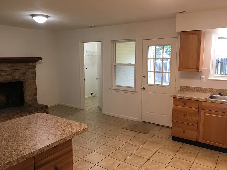 414 Sedgewick Ct — Photo 8
