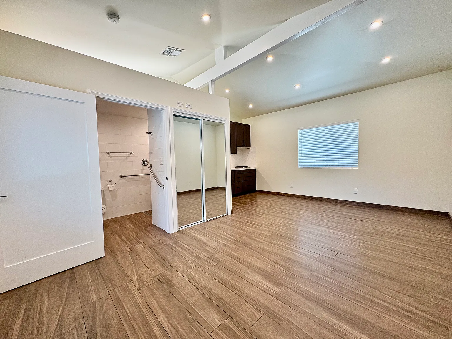 Studio, 400 sqft, $1,800 — Photo 3