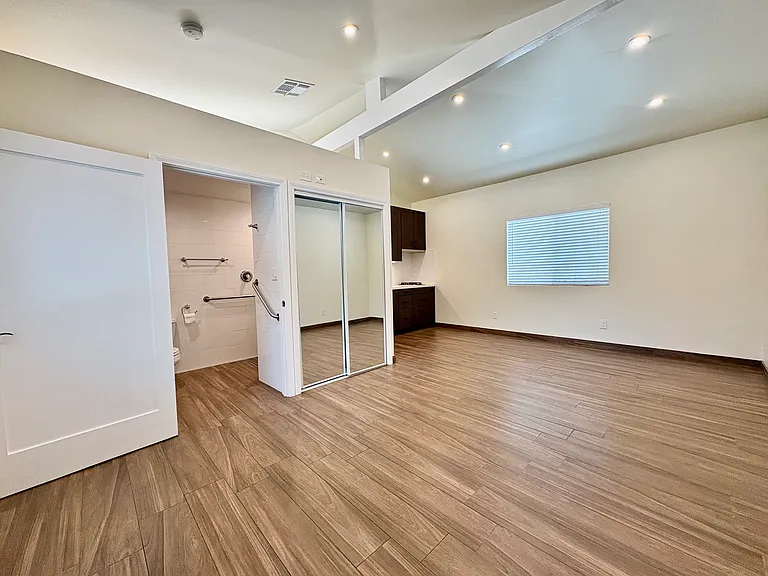 16006 Bassett St — Photo 3
