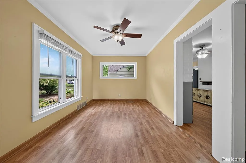 3 bed, 1.0 bath, 1900 sqft, $2,400 — Photo 4