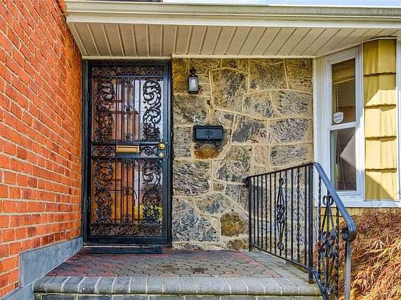 4th image of 26 Cantiague Ln