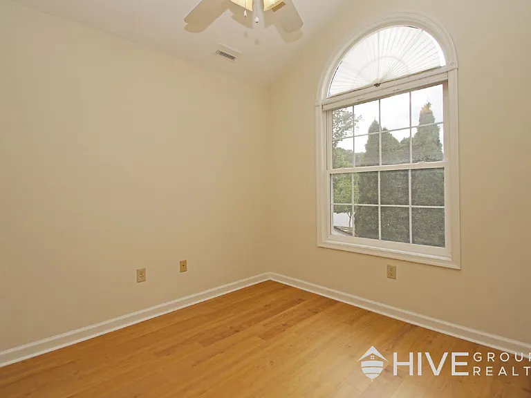 2411 Avonlea Ln — Photo 16
