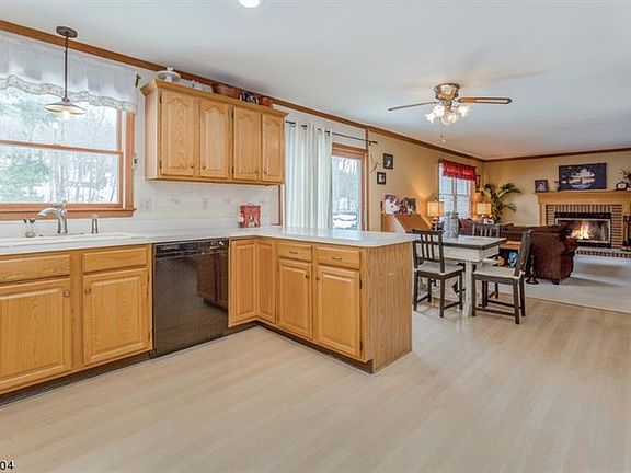 5th image of 14 Tudor Hill Dr