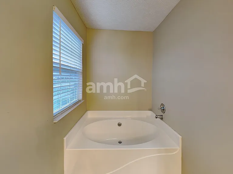 1009 Legacy Ln — Photo 14