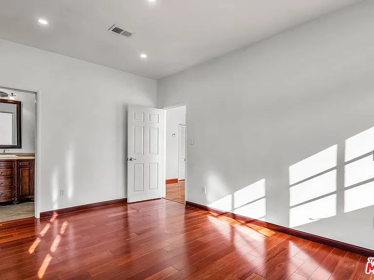 10810 Rochester Ave — Photo 51