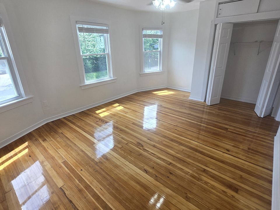 Master bedroom pic 3
