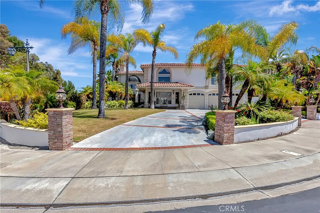 4 bed, 4.5 bath, 4762 sqft, $10,500 — Photo 1