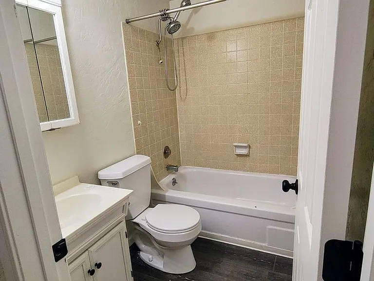 Nice Two Bedroom Duplex In Bethel Area — Photo 10