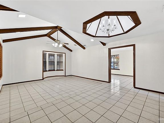 4th image of 1005 Hollyfield St