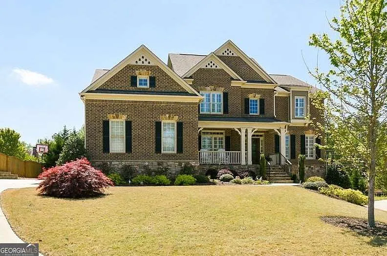 7 bed, 5.0 bath, 6640 sqft, $5,445 — Photo 2