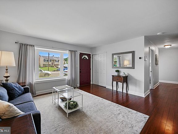 4th image of 7028 Cresthaven Dr