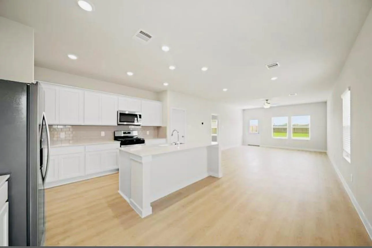 5 bed, 3.0 bath, 2439 sqft, $2,700 — Photo 3