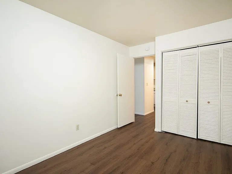 Avante Apartments - Charming, Centrally Located Building with Off Street Parking! — Photo 15