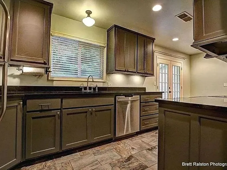 348 E Cleburn St — Photo 8