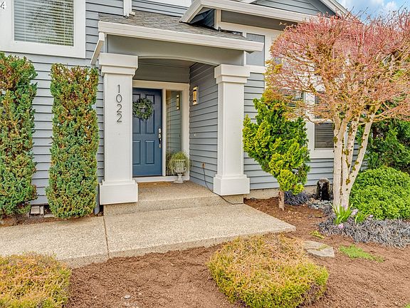 2nd image of 1022 NE Creeksedge Dr