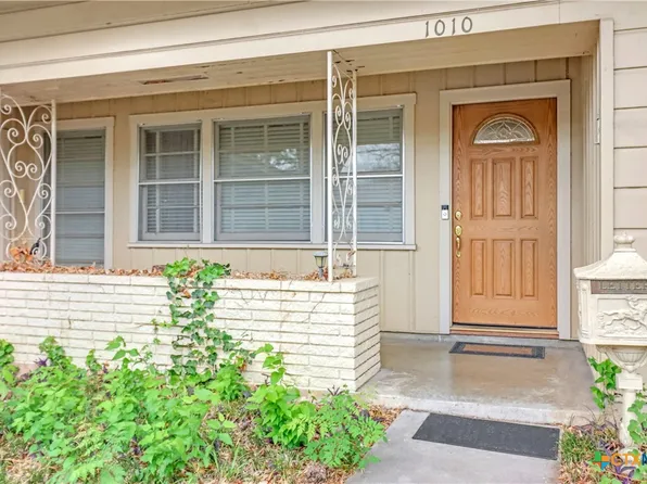 1010 E Humphreys St, Seguin, TX 78155