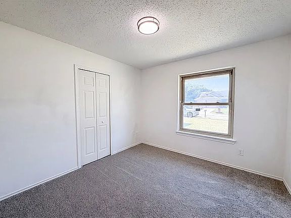 5th image of 221 Creekwood Ln
