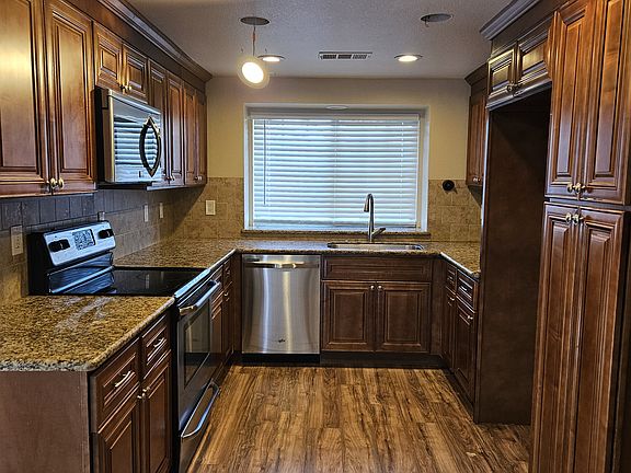 5th image of 210 W Willow Creek Dr